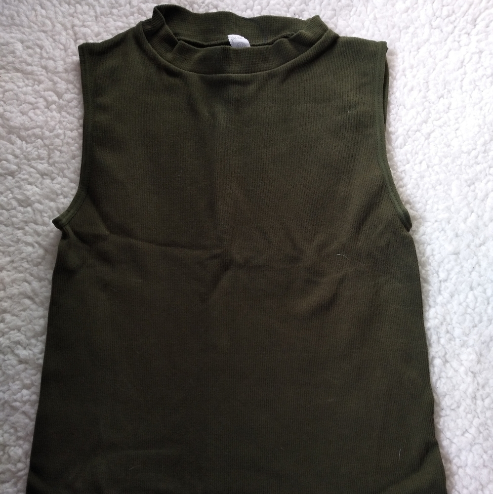 Olive free. Crop top